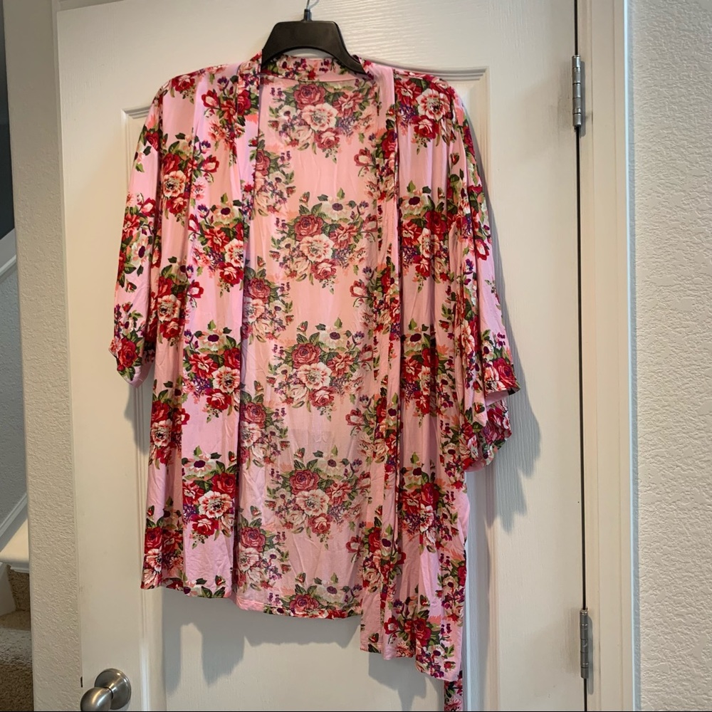 Floral pink robe (one size fits all)